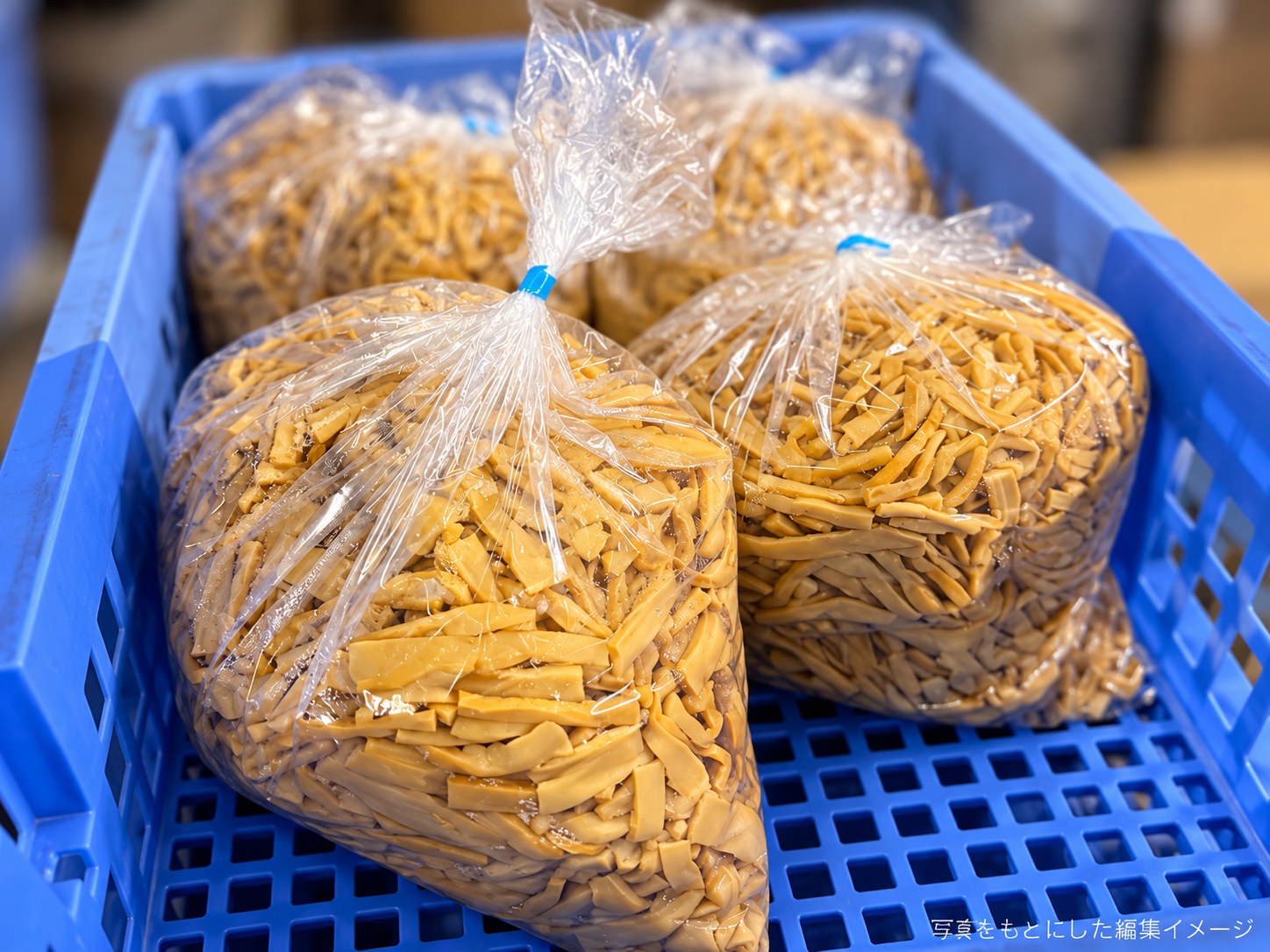 青いコンテナに入った袋入り食品の参考イメージ。写真をもとにした編集画像